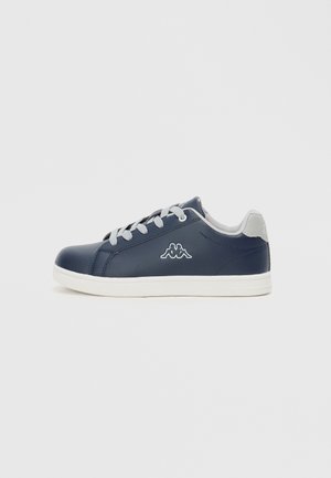 Marineblaue synthetische Sneakers mit grauen Akzenten, featuring Schnürdesign, weiße Gummisohle und einem Logo an der Seite. Glatte Textur.
