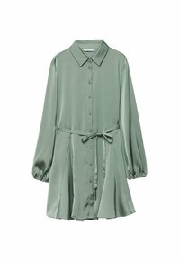 Robe chemise en satin de couleur vert doux. Elle présente un col, une fermeture à boutons sur toute la longueur, des manches longues avec des poignets froncés, et une ceinture à nouer assortie.