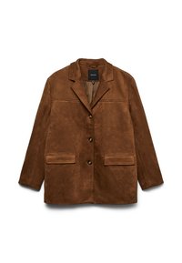 Chaqueta de ante marrón con cuello de solapa con muesca, tres botones delanteros y dos bolsillos con solapa sobre un fondo blanco.