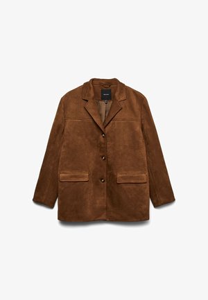 Giacca in camoscio marrone con colletto a rever a tacca, tre bottoni frontali e due tasche con patta su sfondo bianco.