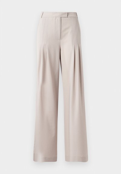 Beige wijde broek met een zachte textuur, geplooide voorkant en een op maat gemaakte tailleband. Geschikt voor formele of casual gelegenheid.
