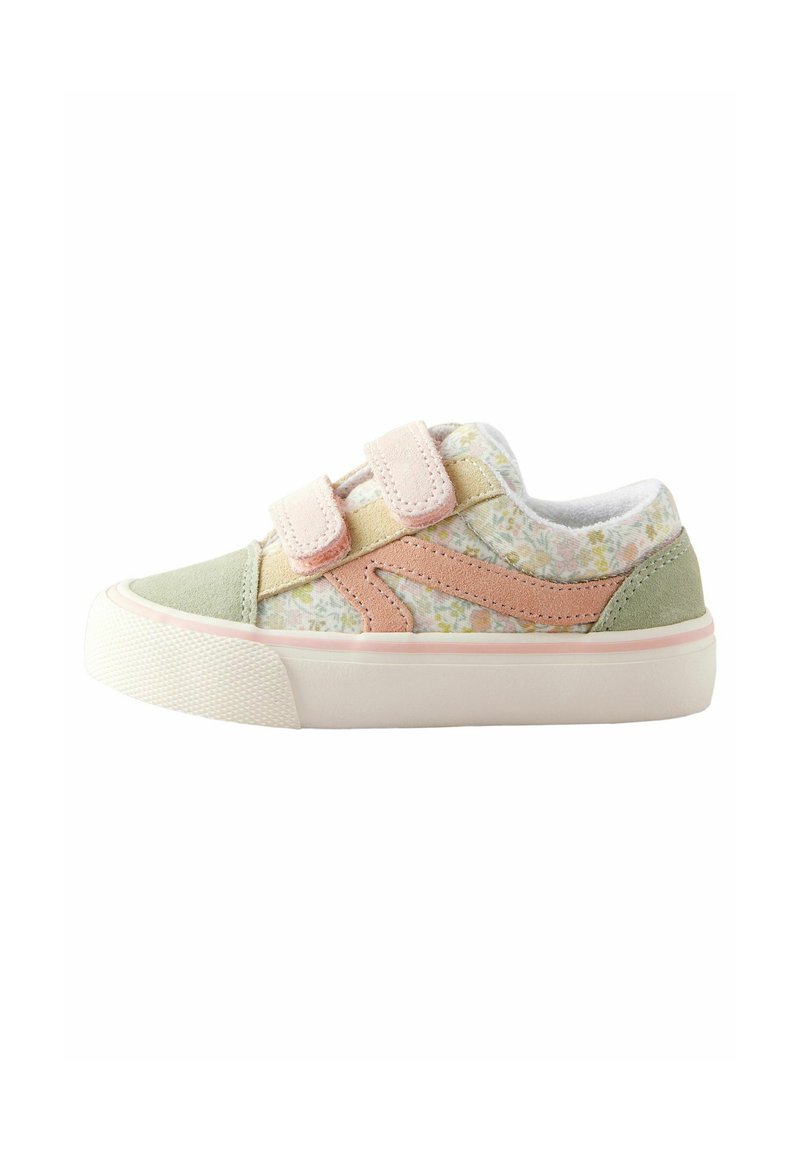 Grøn, pink og blomstret stofsneaker med to velcro-stropper, struktureret gummisål, rund tå og pastelfarvede accenter.
