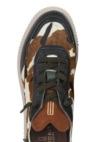 Leder Sneaker mit einem braun-schwarzen Kuhfell-Muster, olivgrünen Schnürsenkeln und einer beigen Gummisohle. Akzente sind eine braune Wildleder-Zunge.
