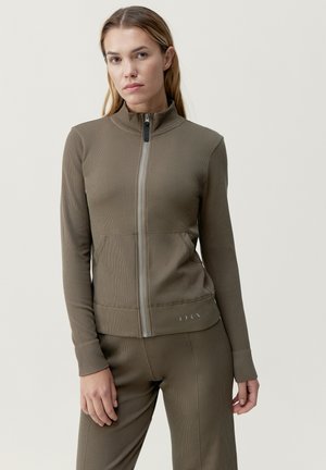Bruine zip-up jas met hoge kraag, geribbelde textuur, slanke pasvorm en zijzakken. Het heeft subtiele branding aan de onderzijde en lange mouwen.