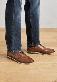 bugatti Brīvā laika šņorkurpes - cognac