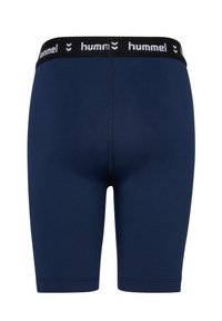 Mörkblå idrottsshorts med svart midjeband som har vit "hummel" branding. Slät textur, åtsittande design och knälång klipp.