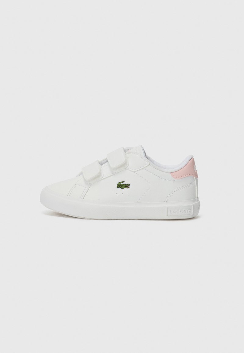 Hvit sneaker med borrelås, glatt læroverdel, pastellrosa detaljer på hælen og grønn logo på siden, flat hvit såle.