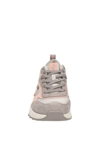 Baskets grises et roses avec lacets, en suède et mesh, avec un logo sur la languette, vues de face.