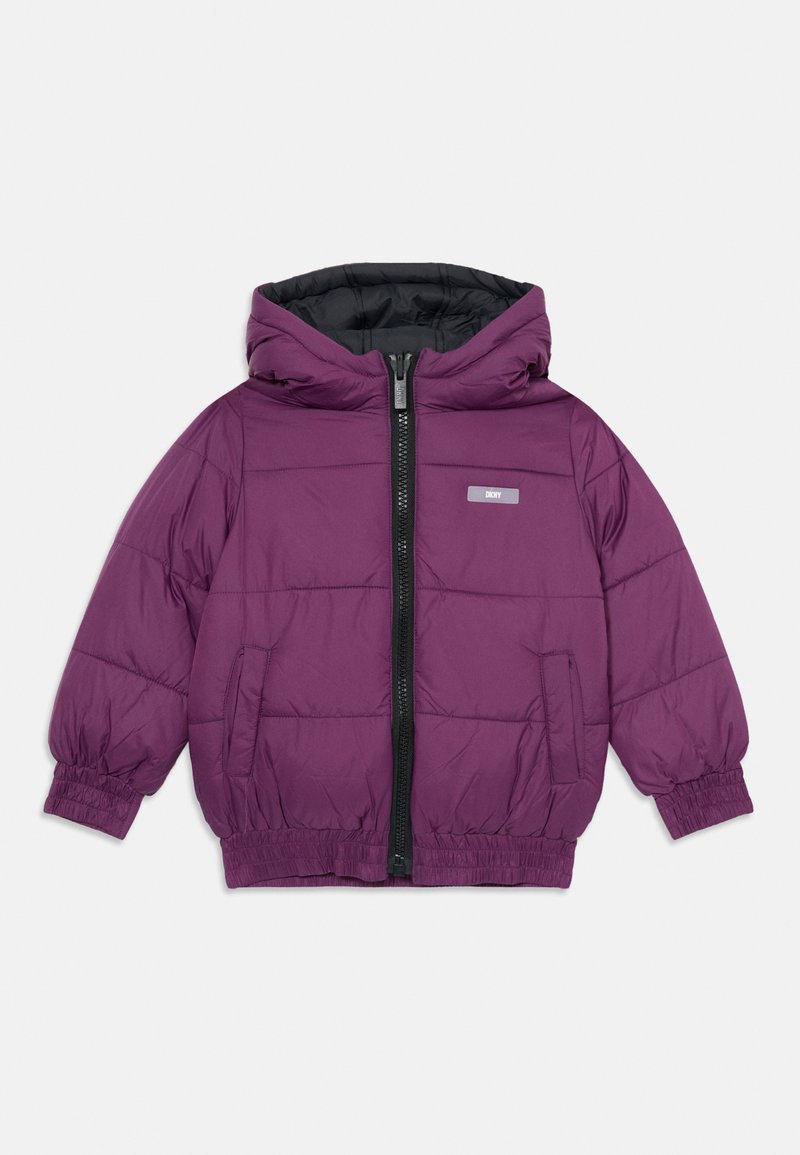 Veste isolante violette avec une fermeture éclair noire et une capuche, dotée de poignets élastiques et d'une coupe large. Comprend des poches latérales pour le stockage.