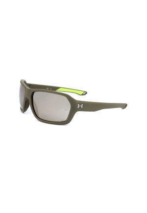 Occhiali da sole sportivi verde oliva con lenti rettangolari grigie, logo Under Armour sulla stanghetta e dettaglio grip verde neon all’interno delle aste.