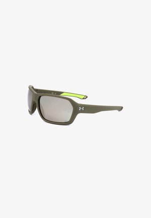 Occhiali da sole sportivi verde oliva con lenti rettangolari grigie, logo Under Armour sulla stanghetta e dettaglio grip verde neon all’interno delle aste.