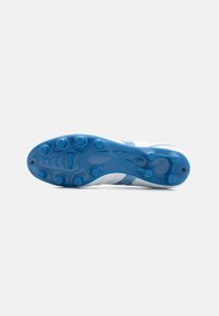 Crampon de football avec une tige blanche et des accents bleus, présentant un design texturé et une semelle extérieure bleue dotée de pointes pour une meilleure adhérence.