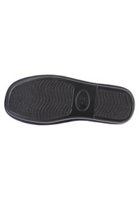 Sole in gomma nera con un grip a motivo. Presenta un logo ovale con la scritta "42" e una texture rigata per la trazione.