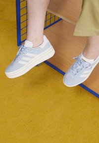 adidas Originals GAZELLE BOLD - Sapatilhas - clear sky/footwear white/gold metallic