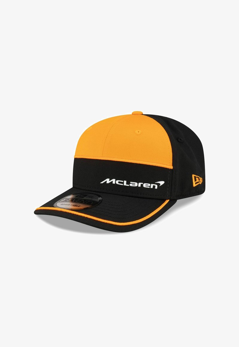 Schwarz-orange Baseballmütze mit strukturierter Krone, flachem Schirm, auffälligem McLaren-Logo auf der Vorderseite und verstellbarem Riemen auf der Rückseite.
