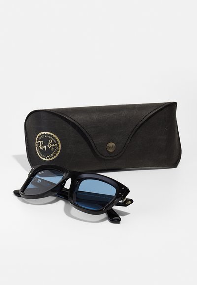 Слънчеви очила Ray-Ban с черна пластмасова рамка и сини лещи, до черно кожено калъфче с златисто лого и закопчаване с щракване.
