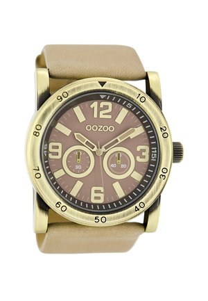 Montre analogique dorée avec un cadran marron, de grands chiffres et trois sous-cadrans ; dotée d'un bracelet en cuir beige et d'un boîtier rond.