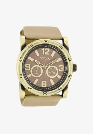 Montre analogique dorée avec un cadran marron, de grands chiffres et trois sous-cadrans ; dotée d'un bracelet en cuir beige et d'un boîtier rond.