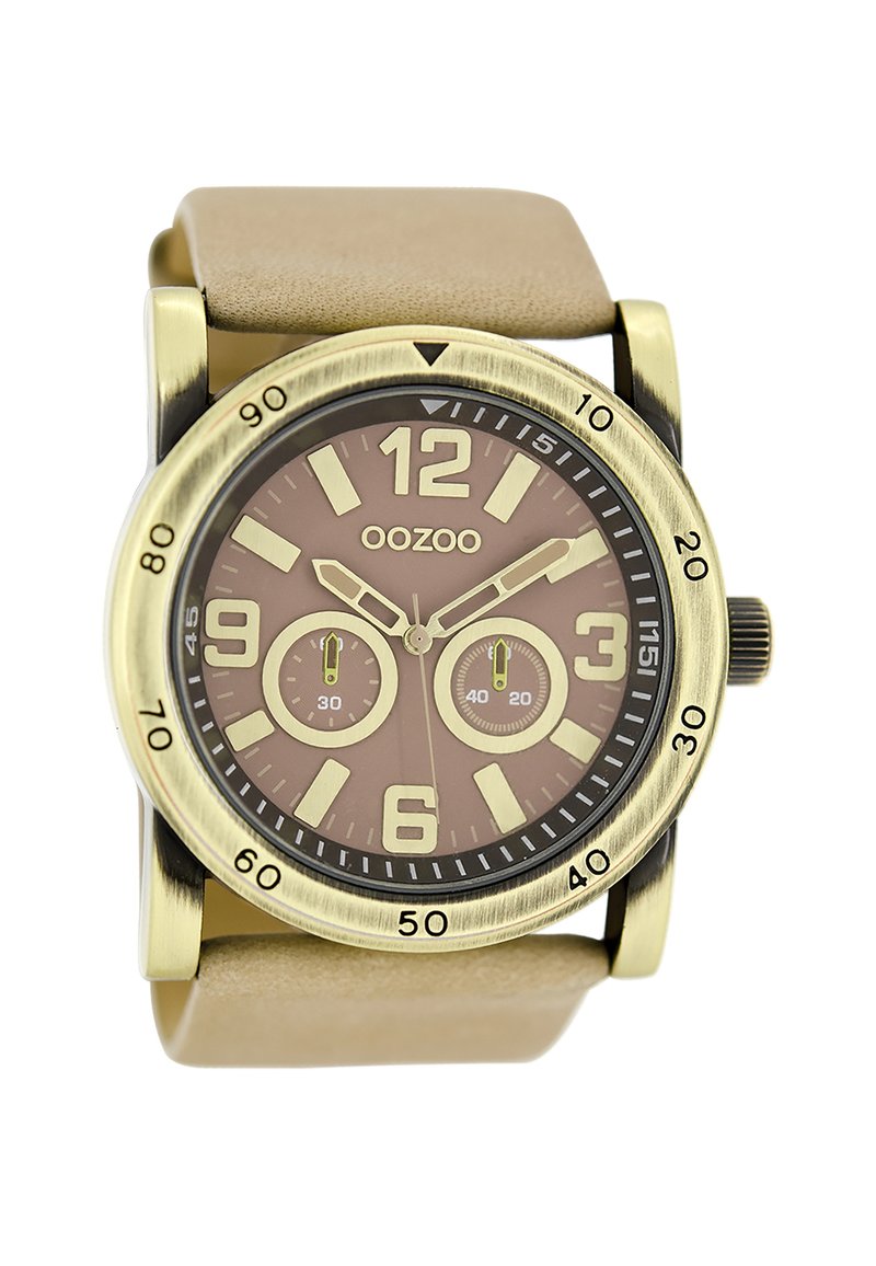 Montre analogique dorée avec un cadran marron, de grands chiffres et trois sous-cadrans ; dotée d'un bracelet en cuir beige et d'un boîtier rond.