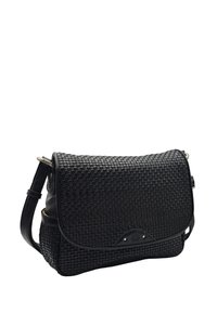 Sac à main tissé noir avec une surface texturée, fermeture à rabat, bandoulière ajustable et un petit logo sur le devant.