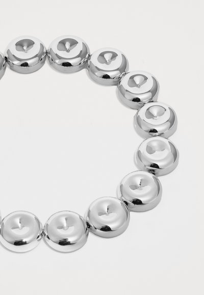 Bracciale circolare in argento con perle a forma di cupola lucide e lisce collegate da anelli, creando un design riflettente e armonioso.