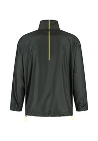 Lekka, ciemnozielona kurtka wodoodporna z wysokim kołnierzem, akcentującym żółtym zamkiem błyskawicznym, elastycznymi mankietami i regulowanym dołem. Gładka tekstura.