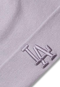Beanie lavorato a maglia di colore viola chiaro con tessuto testurizzato e logo "LA" ricamato in rilievo dello stesso colore sulla parte anteriore.