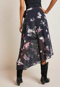 Next ASYMMETRIC HEM - REGULAR FIT - Susiaučiamas sijonas - black print