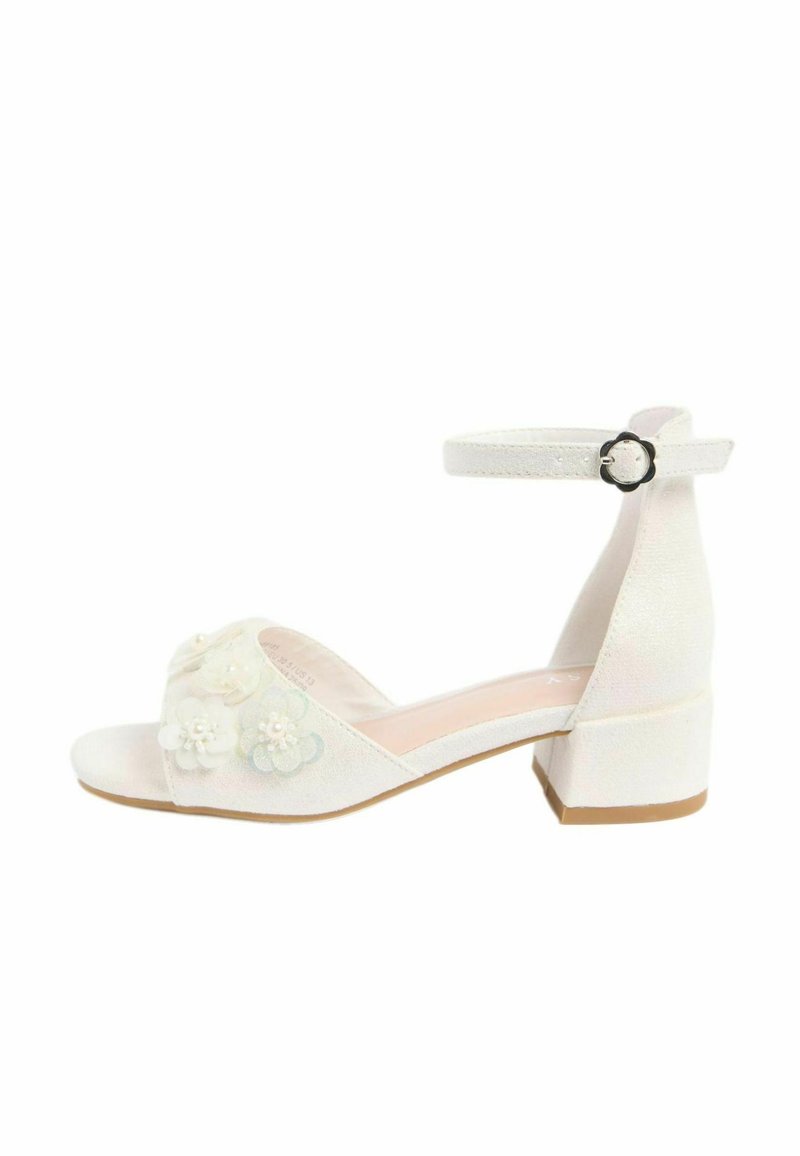 Fehér, nyitott orrú szandál bokapánttal, alacsony blokk sarkú, és virágmintás díszítéssel az elülső pánton.