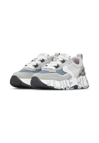 Zapatillas deportivas con una combinación de colores gris y blanco, que cuentan con una mezcla de materiales de ante y malla, acentos texturizados y una suela impresa llamativa.