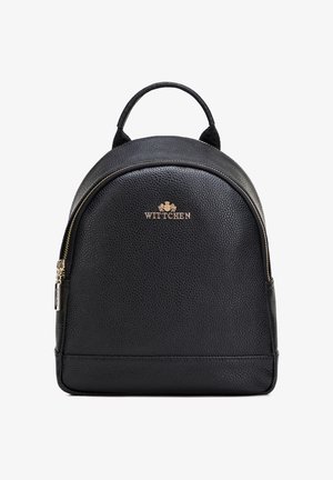 Zwarte rugzak van getextureerd leer met gouden ritssluiting en Wittchen-logo, bovenhandvat en afgeronde vorm op een witte achtergrond.