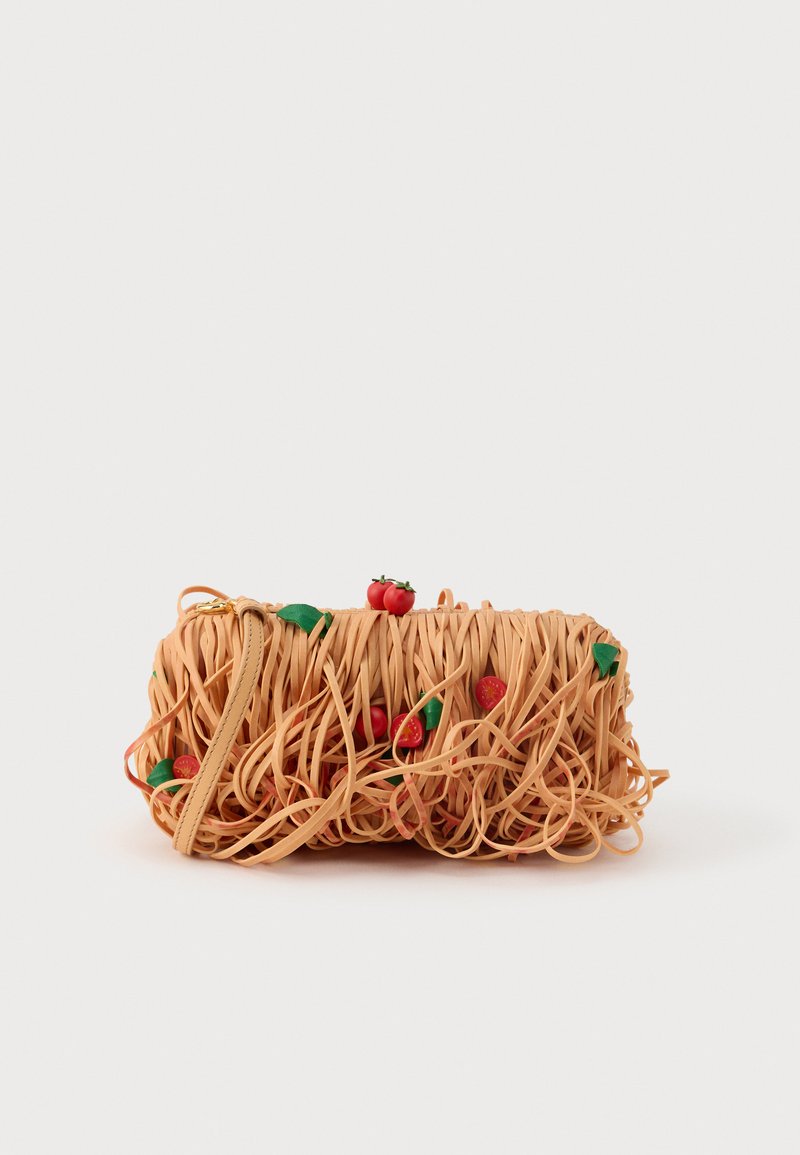 Austa pintinė iš šiaudų persikų spalvos, su tekstūruotu paviršiumi, raudonu pomidoru ir žaliais lapais kaip akcentais, bei nuimama juosta.