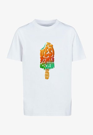 T-shirt bianco in cotone con testo colorato e giocoso in arancione e verde, progettato per assomigliare al gelato, che dice "Il momento migliore per il gelato è sempre."