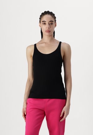 Top negru fără mâneci cu decolteu rotunjit, realizat dintr-o țesătură fină, asortat cu pantaloni roz aprins, având o croială lejeră.