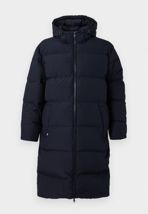 Dlouhý černý zateplený zimní kabát s kapucí, předním zipem a bočními kapsami, navržený pro chladné počasí.