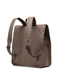 Borsa a messenger marrone con due spallacci imbottiti, materiale sintetico liscio e design semplice. Include clip regolabili sugli spallacci.