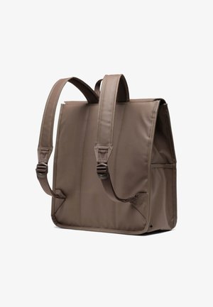 Smešana smeđa torba s dva podstavljena remena za rame, glatki sintetički materijal i jednostavan dizajn. Uključuje podesive kopče na remenima.