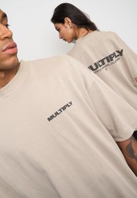 Multiply Apparel FONT  - Camiseta estampada - vintage khaki