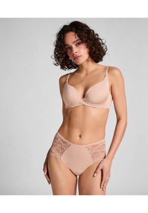 Hautfarbener, nahtloser BH mit glatter Oberfläche und Kreuzdetail, kombiniert mit hochgeschnittenen Panties mit Spitzeneinsätzen an den Seiten und weichem Material.