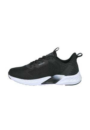 Zapatilla deportiva de malla negra con un upper texturizado, suela blanca y un talón con acentos en negro, cuenta con un diseño de cordones y una lengüeta.