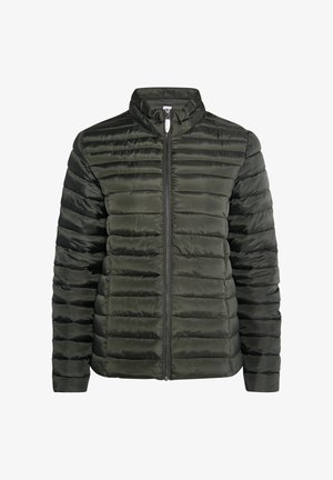 Padded jacket v tmavozelenej olivovej farbe. Má vysoký golier, zips a vodorovný prešívaný design. Vyrobený z lesklého, ľahkého materiálu.