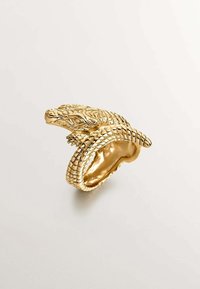 Anillo de oro con un diseño detallado de cabeza de cocodrilo, con escamas texturizadas, una banda interna suave y una forma curva y abierta.