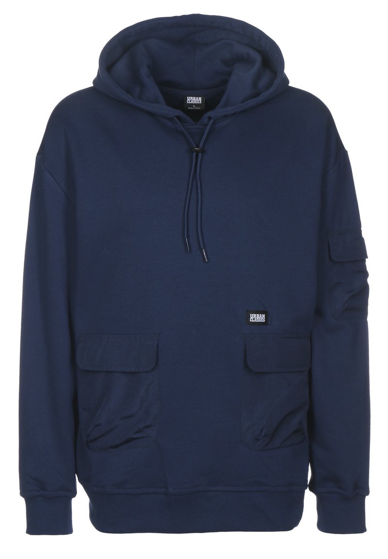 Sudadera azul marino fabricada en tejido suave, con un bolsillo frontal, dos bolsillos laterales, capucha con cordones y puños acanalados. Etiqueta Urban Classics visible.