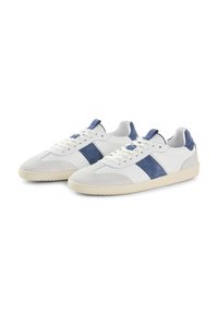 Sneaker bianchi realizzati in pelle liscia e suede, con accenti blu, suola in gomma e lacci piatti, con una punta arrotondata.
