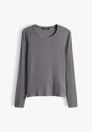 Maglietta grigia a maniche lunghe con scollo rotondo e tessuto testurizzato. Il design è semplice, con una vestibilità comoda e senza decorazioni visibili.