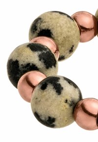 Perlenarmband mit gesprenkelten grauen Steinen und schwarzen Akzenten sowie glänzenden kupferfarbenen kugelförmigen Perlen, die einen strukturierten Kontrast schaffen.