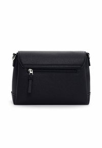 Czarna skórzana torba na ramię z fakturowanym wykończeniem, magnetycznym zamknięciem na klapę i przednią kieszenią na suwak. Kompaktowy, prostokątny kształt. Elementy wykończenia w kolorze srebrnym.