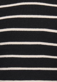 Črno-belo črtasta rebrasta pletenina z rebrasto teksturo. Črte so enakomerno razporejene, kar ustvarja ponavljajočem vzorec po površini.