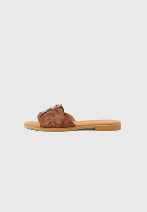 Bruine leren slippers met een geweven ontwerp op de band en een platte rubberen zool. Soepele textuur en minimalistische stijl.