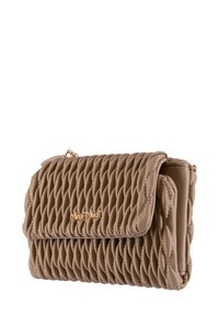 Clutch bag in ecopelle marrone con texture, design a quadri, chiusura a pattina e dettaglio del logo in tonalità oro sul davanti. Forma rettangolare compatta.